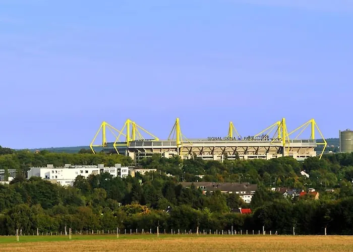 Schoene Grosse Wohnung 2 Schlafzimmer Bis 6 Pax Naehe Stadion Signal Iduna